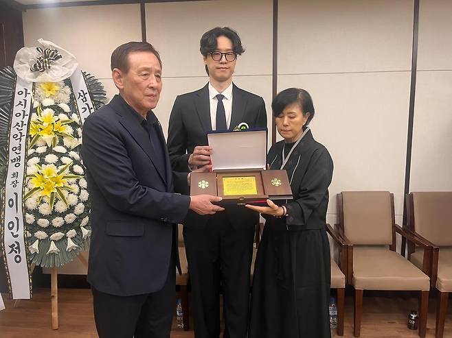 고(故) 장윤창 교수 유족에게 공로패를 전달하는 오한남 대한배구협회장(왼쪽) [대한배구협회 제공. 재판매 및 DB 금지]