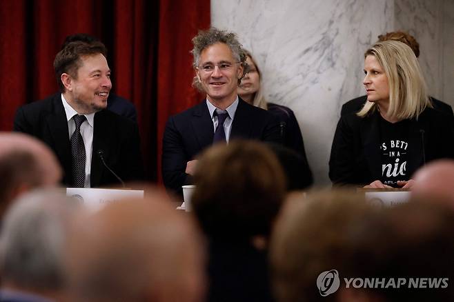 알렉스 카프 팔란티어 창업자(중앙)와 일론 머스크 테슬라 CEO(좌측) [AFP 연합뉴스 자료사진]