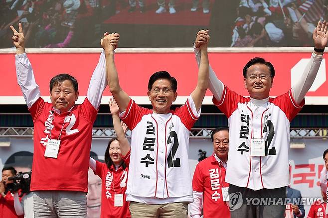 김문수, 홍천군·횡성군·영월군·평창군 합동유세 (홍천=연합뉴스) 박동주 기자 = 국민의힘 김문수 대선 후보가 31일 강원 홍천군 꽃뫼공원에서 열린 홍천군·횡성군·영월군·평창군 합동유세에서 지지를 호소하고 있다. 2025.5.31 pdj6635@yna.co.kr