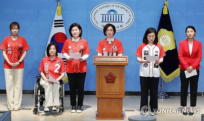 유시민 발언 규탄하는 국민의힘 중앙선대위 여성본부 의원들 (서울=연합뉴스) 김주형 기자 = 국민의힘 중앙선대위 여성본부 소속 의원들이 30일 서울 여의도 국회 소통관에서 기자회견을 열고 유시민 작가가 한 유튜브에서 국민의힘 김문수 후보의 배우자 설난영 여사를 향해 "감당할 수 없는 자리, 남편과 균형이 안 맞는다, 발이 공중에 떠 있다, 제정신이 아니다. 등의 인격 모독성 망언을 쏟아냈다"며 규탄하고 있다. 2025.5.30 kjhpress@yna.co.kr