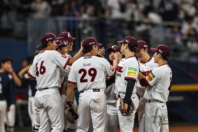 연패 끊은 키움 히어로즈 키움 히어로즈 선수들이 31일 서울 고척스카이돔에서 열린 2025 프로야구 두산 베어스와 홈 경기에서 1-0으로 승리해 10연패를 끊어낸 뒤 서로를 격려하고 있다. [키움 히어로즈 제공. 재배포 및 DB 금지]