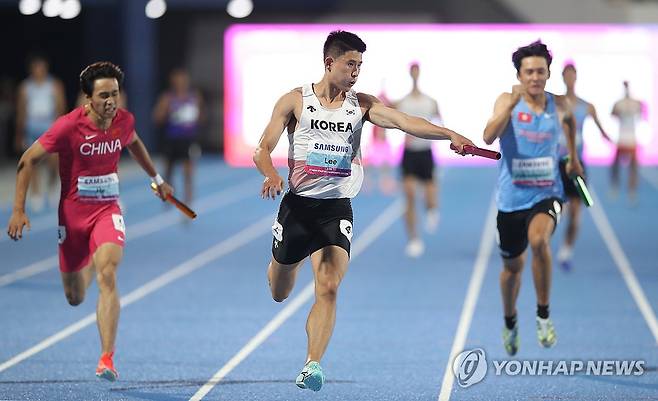 '압도적 실력' (구미=연합뉴스) 김현태 기자 = 31일 오후 경북 구미시민운동장에서 열린 '2025 구미 아시아육상선수권대회'에서 남자 계주 400m 결선, 마지막 주자인 이준혁(국군체육부대)이 1위로 들어오고 있다. 2025.5.31 mtkht@yna.co.kr