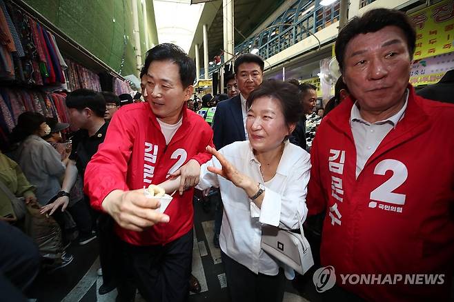 서문시장 방문한 박근혜 (대구=연합뉴스) 김현태 기자 = 박근혜 전 대통령이 31일 오후 대구 중구 서문시장을 방문해 시민들에게 손을 흔들며 인사하고 있다. 2025.5.31 mtkht@yna.co.kr