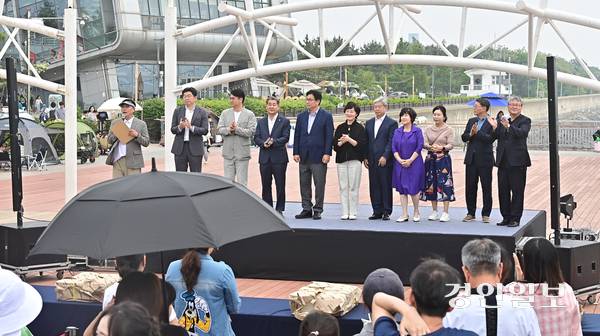 바다그리기 대회 행사장에는 정해권 인천시의회 의장, 도성훈 인천시교육감, 조현영 시의원, 김영덕 인천문화재단 대표이사 등 각계 인사가 참석해 아이들을 격려했다. 2025.5.31 /취재팀