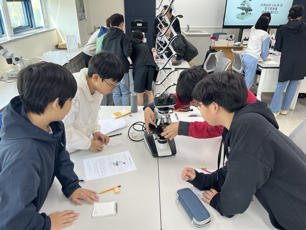 경기도교육청미래과학교육원 부설영재교육원 학생들이 수업을 듣고 있다. /경기도교육청미래과학교육원 제공