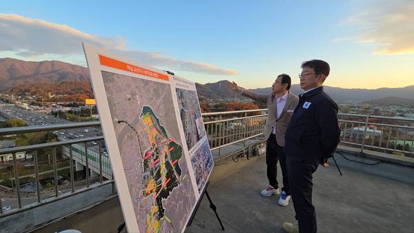 이현재 하남시장이 2024년 11월 박상우(오른쪽) 국토교통부 장관을 만나 지하철 3호선 (가칭)신덕풍역 위치 조정 등 신도시의 교통 현안 해결에 대해 건의하고 있다. /하남시 제공