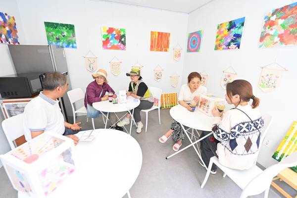 하남 석바대상점가 고객지원센터를 찾은 시민들이 쉼터 공간에 앉아 대화를 나누며 여유로운 시간을 보내고 있다. /하남시 제공