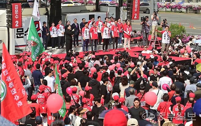 김문수 국민의힘 대선 후보가 1일 오전 수원시 영통구 수원컨벤션센터 광장에 마련된 유세차량에서 지지를 호소하고 있다. 임채운기자