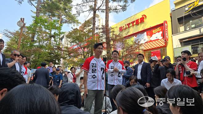 김문수 국민의힘 대선 후보가 1일 의정부 태조이성계상 앞에서 열린 집중 유세를 마친 뒤 기자들과 백브리핑을 하고 있다. 사진=박홍기기자