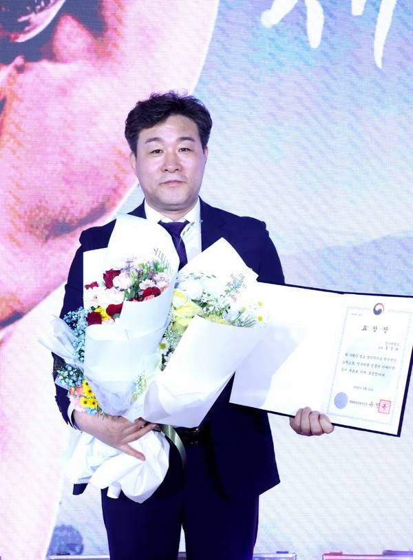 5월 31일 경북 문경실내체육관에서 열린 제14회 씨름의 날 기념식에서 지도부문 문화체육관광부장관 표창을 받은 홍성태 경기대 감독이 기념사진을 찍고 있다. <대한씨름협회 제공>