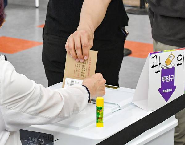 제21대 대통령선거 사전투표 첫 날인 29일 수원시 영통구 광교1동행정복지센터에 마련된 사전투표소에서 유권자들이 투표를 하고 있다.김태완 기자 lift@kihoilbo.co.kr