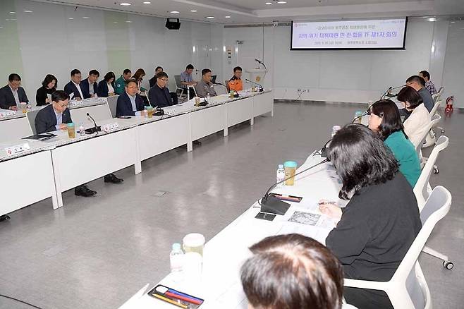 강기정 광주시장이 지난달 30일 오전 시청 소회의실에서 열린 금호타이어 광주공장 화재 발생에 따른 ‘지역경제 위기대응 민·관합동특별팀’ 1차 회의를 주재하고 있다. <광주시 제공>