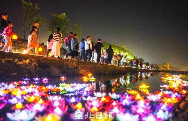 지난달 18일 ‘2025 익산백제 국가유산 야행’을 찾은 방문객들이 백제왕궁을 거닐고 있다./사진 제공=익산시