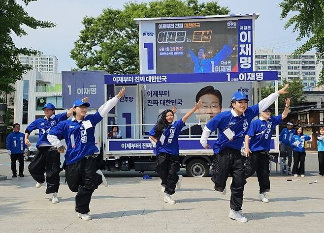 지난달 31일 더불어민주당 중앙선대위 청년본부 소속 '시너지 유세단'이 김경수 총괄선대위원장과 울산을 찾아 집중유세 및 청년 소통 행보에 나섰다. 민주당 울산선대위 제공