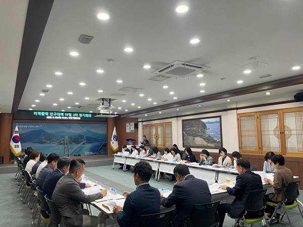남해군이 지난달 29일 군청 대회의실에서 '지역활력 인구대책 TF팀 3차 정기회의'를 하고 있다. / 남해군