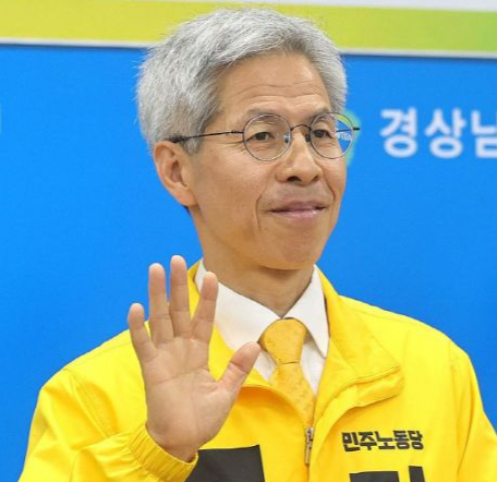 지난달 30일 민주노동당 권영국 대선 후보가 경남도의회 브리핑룸에서 기자회견을 하고 있다. 연합뉴스