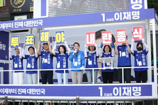 송순호 더불어민주당 경남선대위원장이 지난달 31일 '내란종식을 위한 민주당원 비상행동 돌입과 함께 유세차에 올라 이재명 후보 지지를 호소하고 있다. 사진=민주당