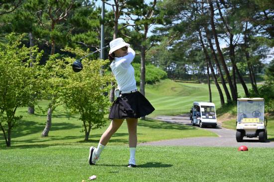2023년 열린 경남일보 남녀 아마추어 골프대회에서 한 참가자가 드라이브샷을 하고 있다. 경남일보DB
