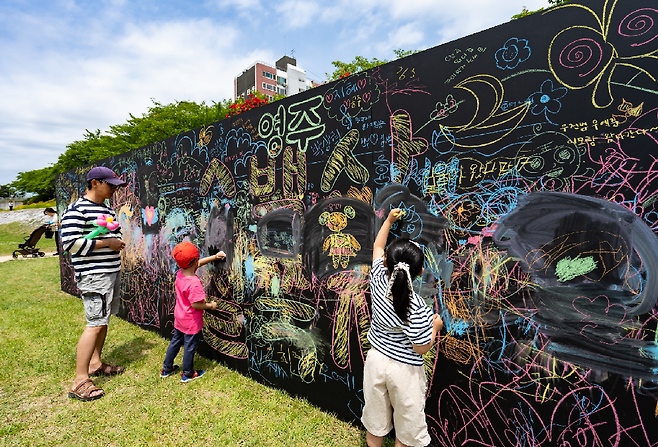 가족 단위 관광객을 위해 실시 되는 문화교육 프로그램. /영주시 제공