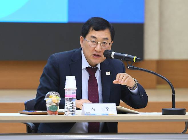 주낙영 경주시장이 지난 30일 민선 8기 공약사업 추진 상황 보고회에서 공약사업 추진 현황을 점검. /경주시 제공