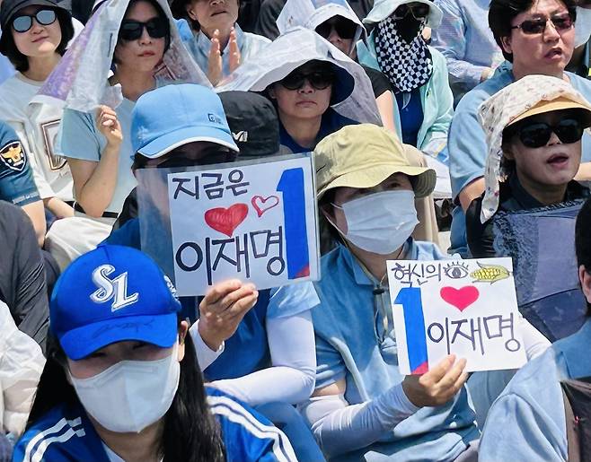 1일 오후 대구 동대구역 광장에서 열린 더불어민주당 이재명 대선 후보 유세를 시민들이 지켜보고 있다. /황인무기자