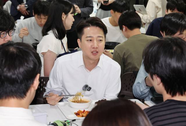 개혁신당 이준석 대선후보가 지난달 14일 부산대 학생을 만나고 있다. 정종회 기자 jjh@