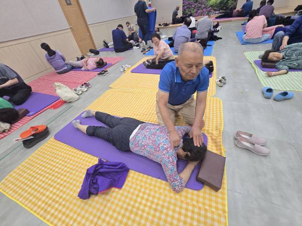 지체장애인협회 청송군지회와 대한안마사협회가 함께 장애인 맞춤형 건강프로그램을 진행하고 있다.