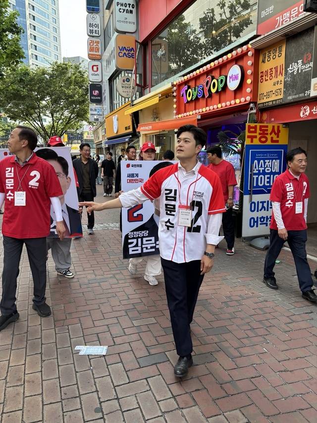 6.3 대선 본투표일이 이틀 앞으로 다가온 1일 김용태 국민의힘 비상대책위원장이 대구 동성로를 찾아 김문수 후보 지지를 호소하고 있다. 이혜림 기자
