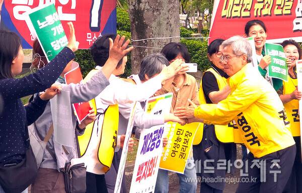 지난 21일 제주를 찾아 지지자들과 인사를 나누고 있는&nbsp;권영국 후보. ⓒ헤드라인제주