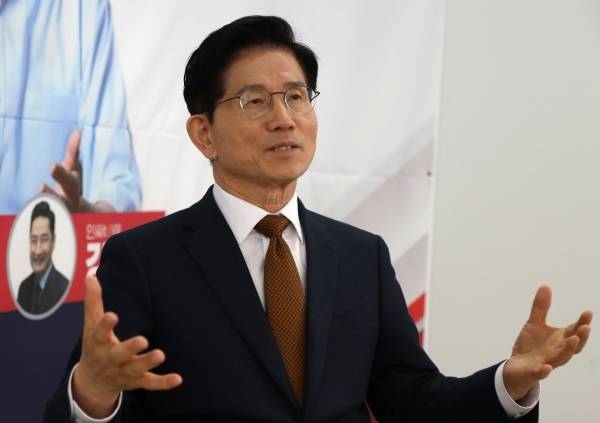 한국지방신문협회는 지난 4월 27일 서울 여의도 대하빌딩 선거 사무실에서 김문수 국민의힘 대선 경선 후보와 인터뷰를 했다. 한국지방신문협회 공동취재단 제공