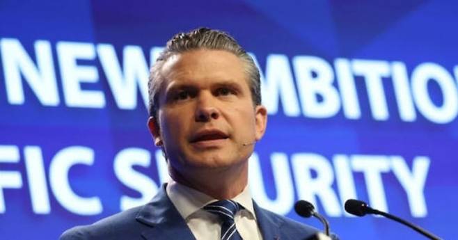 싱가포르 샹그릴라 호텔에서 열린 아시아 최대 안보 포럼에서 헤그세스 미국 국방장관이 발언하고 있다