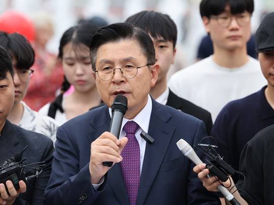 황교안 무소속 대통령 후보가 1일 오후 서울 광화문광장에서 후보직 사퇴 및 김문수 국민의힘 후보 지지 선언을 하고 있다. (사진/뉴스1)