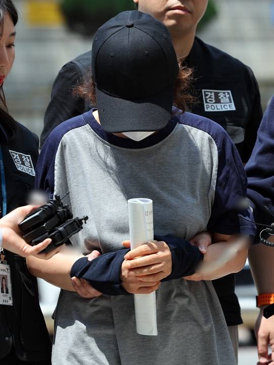 제21대 대통령 선거 사전투표 첫날 서울 강남구의 한 투표소에서 배우자의 신분증으로 대리 투표한 혐의를 받는 선거사무원 A 씨가 1일 오후 서울 서초구 서울중앙지법에서 열린 구속 전 피의자 심문(영장실질심사)에 출석하고 있다. (사진/뉴스1)