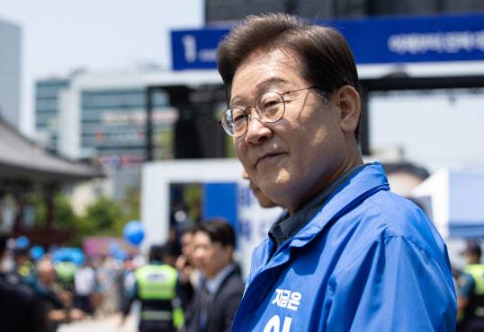 이재명 더불어민주당 대선 후보가 1일 오전 경북 안동 용부공원에서  열린 유세를 마친 후 이동하고 있다. (사진=뉴스1)