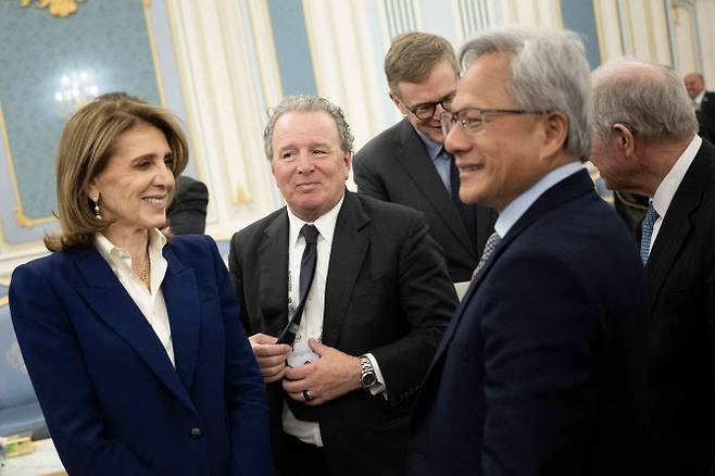 루스 포랫(왼쪽) 알파벳 최고 투자 책임자(CIO)와 젠슨 황(오른쪽) 엔비디아 최고경영자(CEO)가 지난달 13일(현지시간) 사우디아라비아 리야드의 왕궁에서 사우디 왕세자와의 회담을 기다리고 있다. (사진=AFP)