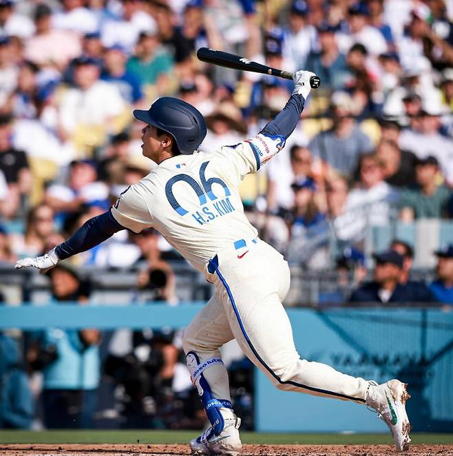 (김혜성이 타격 후 자신의 타구를 바라보고 있다)