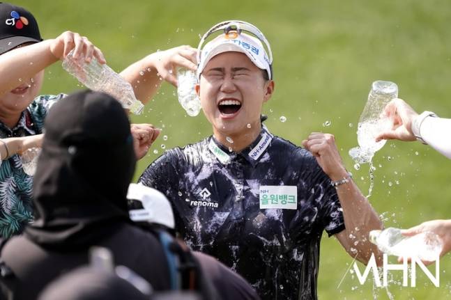 정윤지가 1일 끝난 Sh수협은행 MBN 여자오픈에서 우승을 차지한 후 동료들의 축하를 받고 있다.