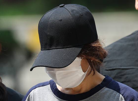 21대 대통령선거 사전투표 첫날 남편 명의로 대리투표를 해 공직선거법상 사위투표 혐의를 받는 선거사무원 박씨가 1일 구속 전 피의자 심문(영장실질심사)를 위해 서울 서초구 서울중앙지방법원에 들어서고 있다. 〈사진=연합뉴스〉