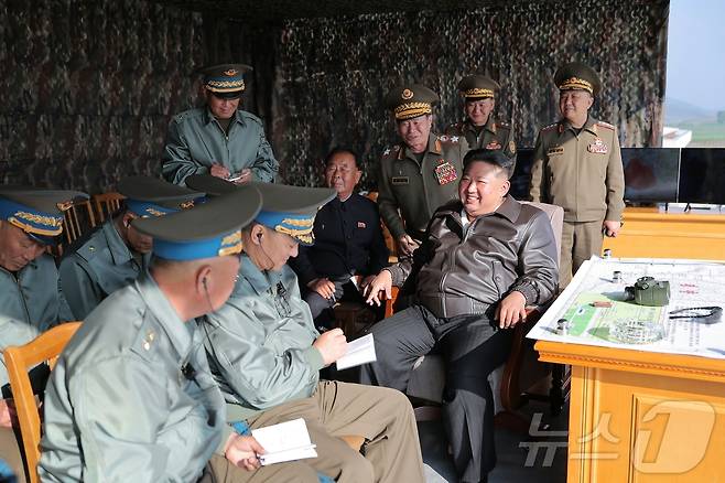 (평양 노동신문=뉴스1) = 김정은 북한 노동당 총비서가 5월 제1공군사단 관하 비행연대를 방문한 모습. [국내에서만 사용가능. 재배포 금지. DB 금지. For Use Only in the Republic of Korea. Redistribution Prohibited] rodongphoto@news1.kr