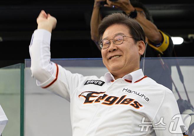 이재명 더불어민주당 대통령 후보가 31일 오후 대전 서구 대전시청 앞 보라매공원에서 송진우 전 한화이글스 투수가 전달한 유니폼을 입고 투구 동작을 하고 있다. 2025.5.31/뉴스1 ⓒ News1 이재명 기자