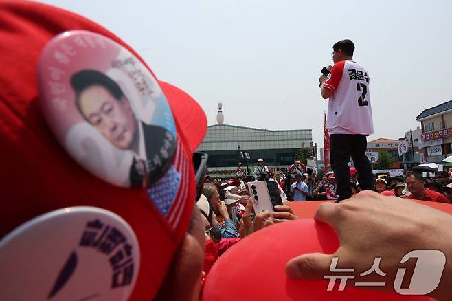 김문수 국민의힘 대통령 후보가 지난 28일 경남 김해시 김수로왕릉공원 앞 유세에서 시민들에게 지지를 호소하고 있다. (공동취재) 2025.5.28/뉴스1 ⓒ News1 이광호 기자