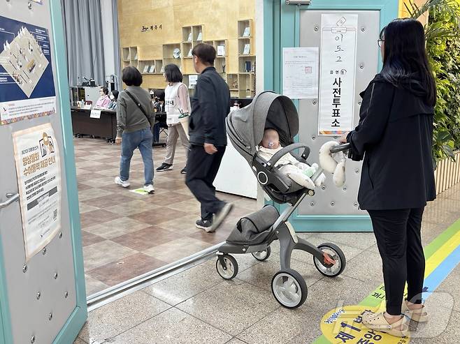 제21대 대선 사전투표가 시작된 29일 아침 제주시청 제1별관에 설치된 이도2동 사전투표소로 유권자들이 입장하고 있다.2025.5.29/뉴스1 ⓒ News1 홍수영 기자