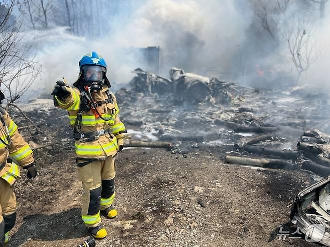 29일 오후 1시 35분쯤 경북 포항 남구 동해면 야산에 해군 해상 초계기 (P-3C)가 추락해 출동한 소방관이 진화작업을 벌이고 있다. 2025.5.29/뉴스1 ⓒ News1 정우용 기자
