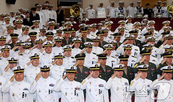 1일 해군 해상초계기 917호기 추락 사고 순직자들에 대한 합동 영결식이 거행된 경북 포항 해군항공사령부 내 강당에서 장병들이 경례로 마지막 길을 배웅하고 있다. 2025.6.1/뉴스1 ⓒ News1 최창호 기자