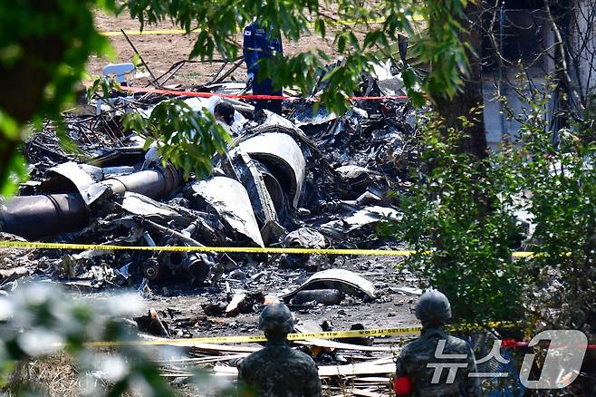 해군 해상초계기 추락 사고 사흘째인 31일 오전 경북 포항시 남구 동해면 추락 현장에서 군 관계자들이 현장 조사를 진행하고 있다. 2025.5.31/뉴스1 ⓒ News1 최창호 기자