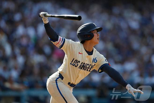 LA다저스 김혜성이 1일(한국시간) 미국 캘리포니아주 로스앤젤레스의 다저 스타디움에서 열린 2025 메이저리그 뉴욕 양키스와의 홈 경기 2회말 2점 홈런을 날리고 있다. ⓒ AFP=뉴스1