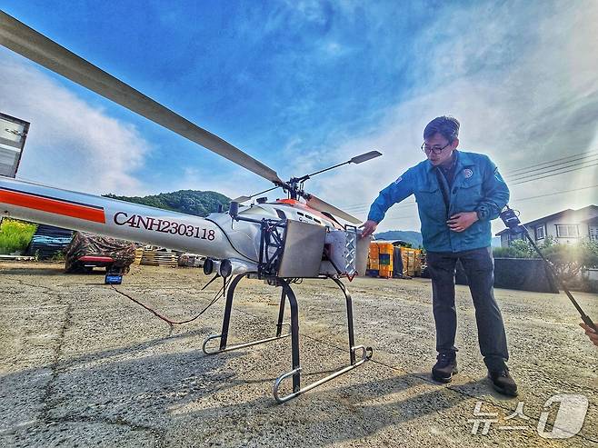 지난달 29일, 충남 공주에서 환경부 관계자가 무인 헬리콥터 기반 영상레이더(SAR) 시스템을 소개하고 있다. 무인헬기 SAR은 이날 언론에 처음 공개됐다. ⓒ 뉴스1 황덕현 기자