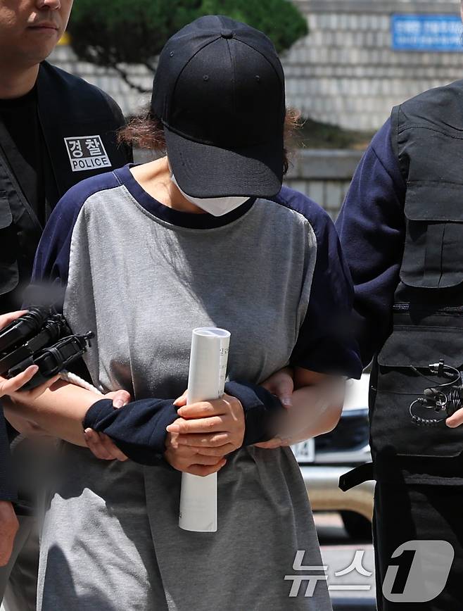 (서울=뉴스1) 김민수 기자 = 제21대 대통령 선거 사전투표 첫날 서울 강남구의 한 투표소에서 배우자의 신분증으로 대리 투표한 혐의를 받는 선거사무원 박 모 씨가 1일 오후 서울 서초구 서울중앙지법에서 열린 구속 전 피의자 심문(영장실질심사)에 출석하고 있다. ⓒ News1 황기선 기자