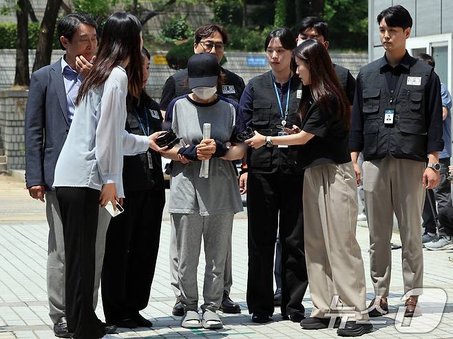 제21대 대통령 선거 사전투표 첫날 서울 강남구의 한 투표소에서 배우자의 신분증으로 대리 투표한 혐의를 받는 선거사무원 A 씨가 1일 오후 서울 서초구 서울중앙지법에서 열린 구속 전 피의자 심문(영장실질심사)에 출석하고 있다. 2025.6.1/뉴스1 ⓒ News1 황기선 기자