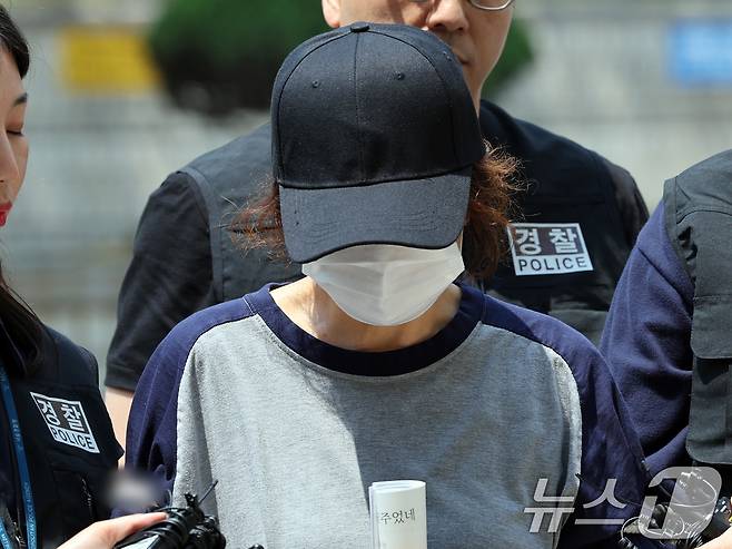 (서울=뉴스1) 김민수 기자 = 제21대 대통령 선거 사전투표 첫날 서울 강남구의 한 투표소에서 배우자의 신분증으로 대리 투표한 혐의를 받는 선거사무원 박 모 씨가 1일 오후 서울 서초구 서울중앙지법에서 열린 구속 전 피의자 심문(영장실질심사)에 출석하고 있다. 2025.6.1/뉴스1 ⓒ News1 황기선 기자